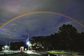 夜明け前に月の光で虹　和歌山県白浜町で読者撮影