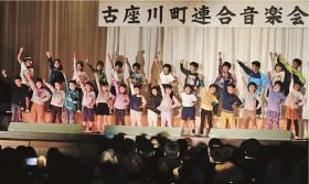 「ちびっこカウボーイ」を歌う小学校低学年の児童（１４日、和歌山県古座川町高池で）