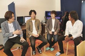 映像制作などを手掛ける松山利基さん（右から２人目）。一緒に働く３人と充実した時間を送る＝和歌山県すさみ町周参見で