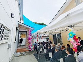 紀南学園の新園舎完成を祝って開かれた式典（３０日、和歌山県新宮市で）