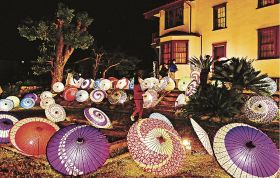 【動画】重文彩る「和傘の灯り」　新宮の旧西村家住宅でライトアップ