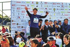 参加者の走りに笑顔　原口選手（阪神）主催の慈善ラン