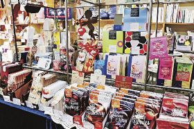 「チョコ」っと販売中　バレンタイン、意外な店で人気