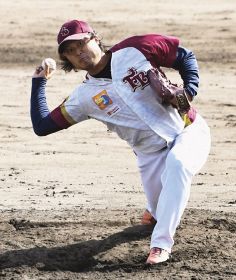 今季から横手や下手投げに変更した江口駿希投手（田辺スポーツパーク野球場で）