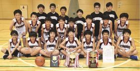 和歌山県冬季大会で優勝し、全国大会に出場する田辺ミニバスケットボールクラブ男子のメンバー