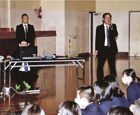 不正アプリの怖さを生徒に紹介する當山善三さん（右）＝２２日、和歌山県上富田町朝来の熊野高校で