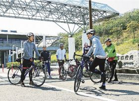 自転車で出発前に談笑する参加者（和歌山県白浜町の南紀白浜空港で）