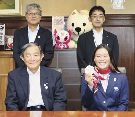 東京五輪スケートボード女子パークで金メダルを獲得し、仁坂吉伸知事（前列左）に報告した四十住さくら選手（前列右）＝２４日、和歌山県庁で