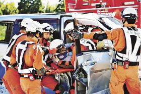 訓練で、横転した車両からけが人を救出する新宮市消防本部の職員（５日、和歌山県新宮市新宮で）