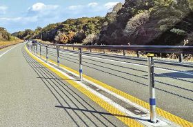 紀勢自動車道に設置しているワイヤロープ式の防護柵（和歌山県白浜町で）