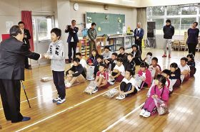 出雲小学校での年賀はがき寄贈式（２日、和歌山県串本町出雲で）