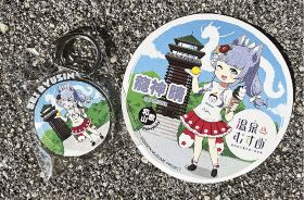 新しく販売を始めたキーホルダー（左）と、千円以上買い物をした希望者に配布するステッカー