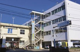 串本町役場本庁舎。高台移転後には県営住宅が建設される（和歌山県串本町串本で）