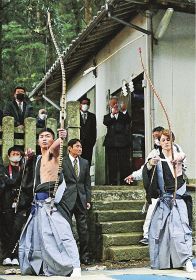 お的の儀で矢を放つ青年（和歌山県串本町大島で）