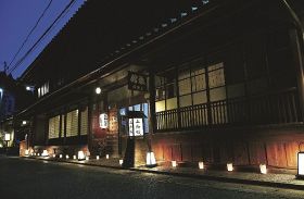 夜の温泉街、灯籠で彩る　龍神村で幻想的に｢観燈祭｣､１０日まで和歌山･田辺市