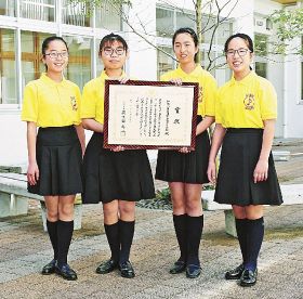 こども音楽コンクールの小学校・重唱部門で日本一になった会津小学校合唱部の（左から）山嵜日菜乃さん、桑原美優さん、坂本陽菜さん、多部こはるさん