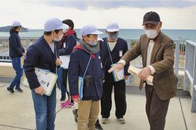 津波避難タワーで防災学習　田辺市の芳養小６年生