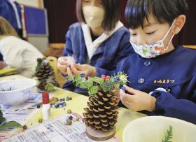 園児が松ぼっくりツリー作製　田辺市の上秋津幼稚園