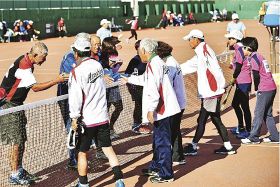 ねんりんピックのソフトテニス交流大会で、試合後に互いの健闘をたたえて握手を交わす出場者（１０日、白浜町日置で）