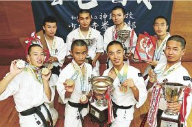 インターハイの２種目で優勝した神島少林寺拳法部の男子メンバー