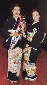 関西大会留め袖の部１位の石橋美紀さん（左）と２位の坂上菜保美さん