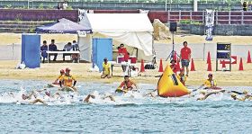 水しぶき上げ２２０人競う　田辺・扇ケ浜で遠泳大会、国内トップクラスも参戦