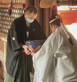 本年産の梅干し奉納　京都・賀茂神社へ紀州梅の会