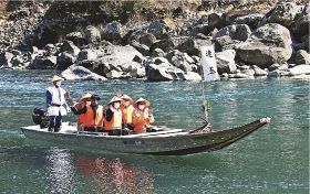 式典の後、関係者が乗った熊野川での「川舟下り」（２５日、和歌山県新宮市熊野川町田長で）