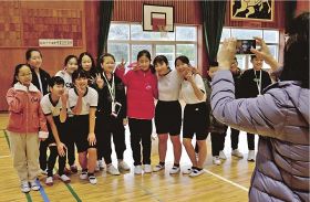 記念撮影に笑顔で応じる白浜第一小学校の児童と中国・内モンゴル自治区の小学生たち（１６日、和歌山県白浜町で）