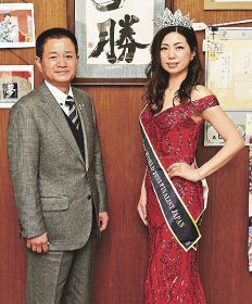 出身地である上富田町の奥田誠町長（左）を表敬訪問した、菅谷礼香さん＝１２日、上富田町朝来で