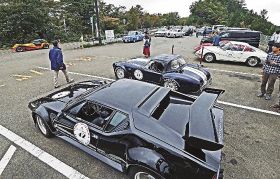 ごまさんスカイタワーの駐車場に集まった多くのクラシックカー（和歌山県田辺市龍神村で）
