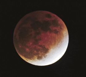 部分月食／夜空に赤銅色の月／９８％が地球の影に