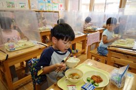 給食で梅干しを味わう児童（2021年6月撮影）