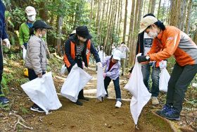 土を運んで熊野古道を修繕する道普請の参加者（昨年１２月、和歌山県田辺市本宮町で）