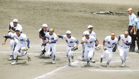投げて打って、泣いて笑って／夏の高校野球和歌山大会