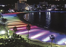 シララハマライトパレード本番に向けた試験点灯（２６日、和歌山県白浜町で）