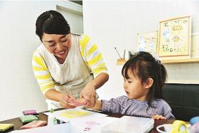 手作りアート　親子で挑戦／手形や足形成長記録に／上富田で体験教室