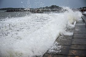 高波が打ち寄せる和歌山県田辺市扇ケ浜の護岸（１２日午前６時１０分ごろ）