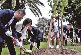 日中友好の証しとしてハナモモとサクラを植樹する王文麗副司長（左から２人目）や仁坂吉伸知事（左から３人目）ら＝２１日、和歌山県白浜町で