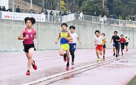 力走する小学５年男子の部の選手（和歌山県田辺市の田辺スポーツパーク陸上競技場で）
