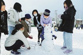 雪で遊ぶ田辺第一小学校の児童（２５日午前８時１５分ごろ、和歌山県田辺市上屋敷１丁目で）