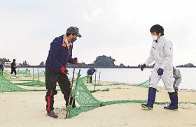 防砂ネットを撤去する南紀串本観光協会会員ら（１６日、和歌山県串本町くじの川で）