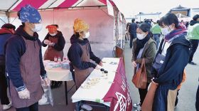 「グルメ甲子園」で創作料理を提供する高校生（２０２０年２月）