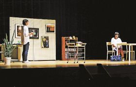 県高校総合文化祭演劇部門のプレ大会で無観客の舞台で演技する高校生（２９日、田辺市の紀南文化会館で）