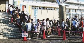 「ＰＬＡＮ　７５」の整理券を求めて列に並ぶ人々（１２日、和歌山県田辺市新屋敷町で）