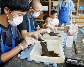 遭難トルコ軍艦の遺品を清掃　文化継承目指し串本町でイベント、保存作業を体験