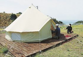 キャンプ場の本格オープンに向けて準備を進める芝尚裕さん（右）と岸竜平さん＝和歌山県すさみ町周参見で