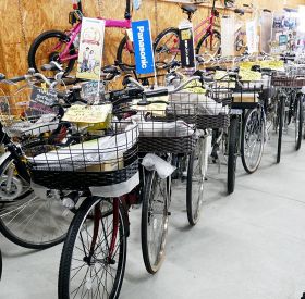 屋内展示場には、たくさんの自転車が並ぶ