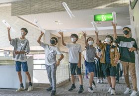 実験を通じてロケットについて学ぶ教室の参加者（２１日、和歌山県串本町串本で）