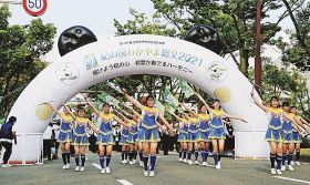 パレードの出発前に演技を披露する和歌山商業高校バトン部員（７月３１日、和歌山市で）